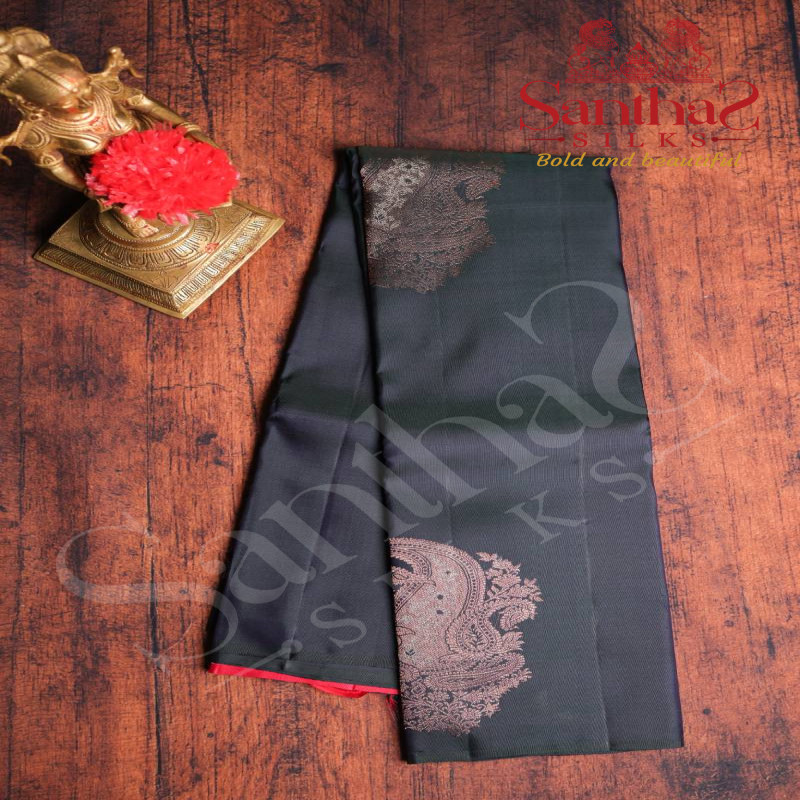 BORDERLESS DARK GREEN COLOUR BODY WITH COPPER AND SILVER ZARI BIG MOTIFS AND CONTRAST COLOUR BOLUSE