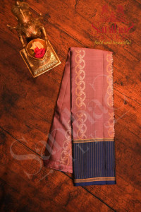 garnet-pink-colour-body-with-copper-silver-zari-overlaped-pattern-and-contrast-blouse