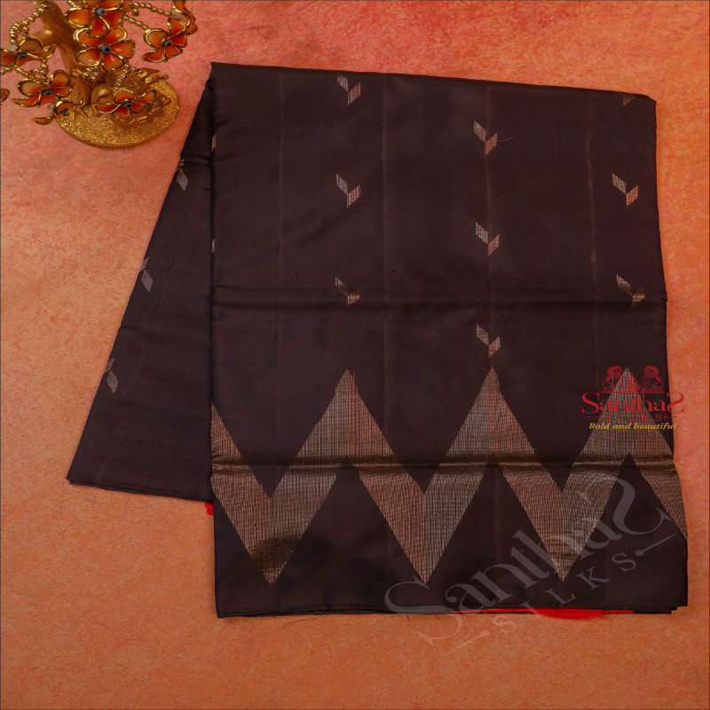 BORDERLESS NAVY BLUE COLOUR BODY WITH GOLDEN ZARI BUTTA WITH CONTRAST BLOUSE & PALLU