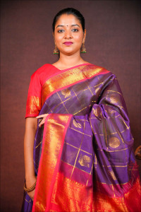violet-colour-checked-body-with-golden-zari-annam-butta-with-contrast-blouse-border