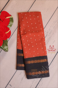 sungudi-saree-with-hand-knotted-butta-in-fire-brick-red-colour-with-contrast-blouse-border