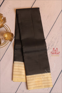 black-colour-plain-body-and-contrast-pallu-blouse