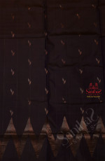 BORDERLESS NAVY BLUE COLOUR BODY WITH GOLDEN ZARI BUTTA WITH CONTRAST BLOUSE & PALLU